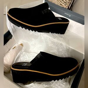 Eileen Fisher nubuck leather slides. clog
BRAND NEW IN BOX & ORIGINAL PACKAGING